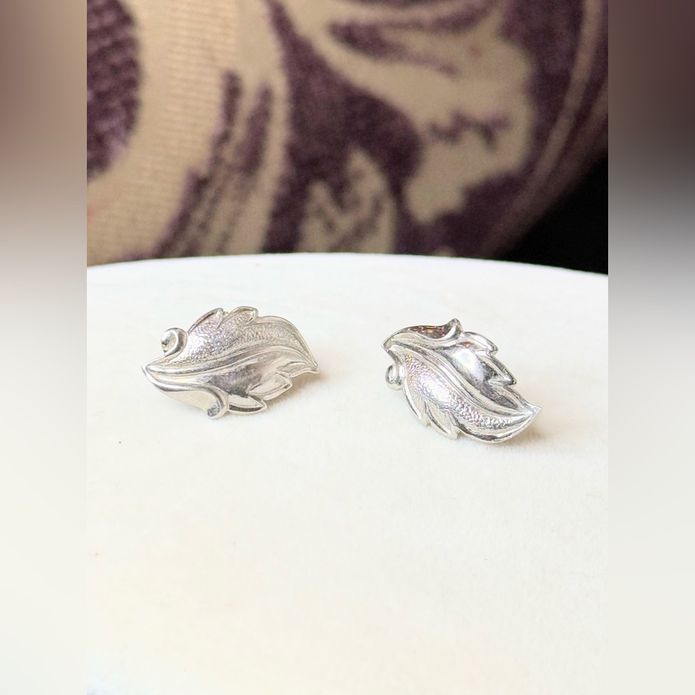 Vintage Silvertone Leaf Clip-On Earrings Sculptural Botanical Design - Picture 2 of 8